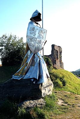 Sculpture commemorating the martyrdom of Llewelyn ap Gruffydd Fychan